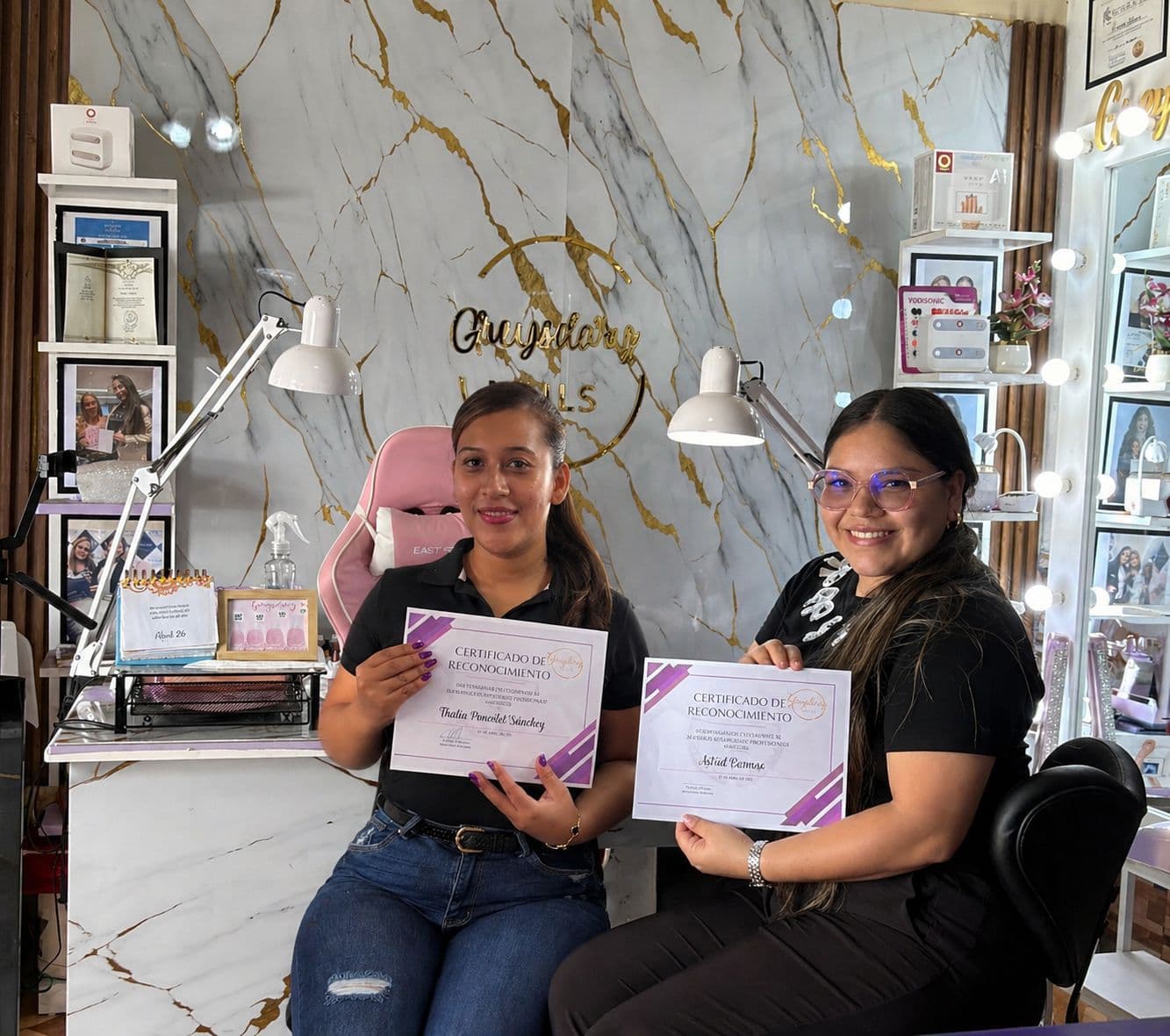 Sesión del taller con la instructora y alumnas