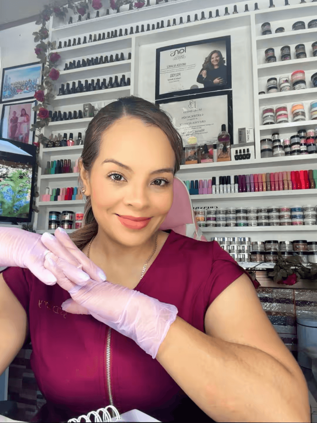 Instructora Greysdary Nails en el salón — taller para quien empieza desde cero